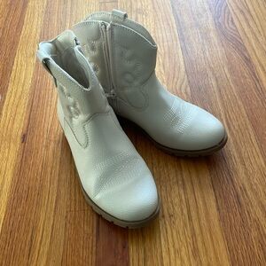 Girls mini cowboy boots , cat and Jack size 1 ( big girls) color cream and brown